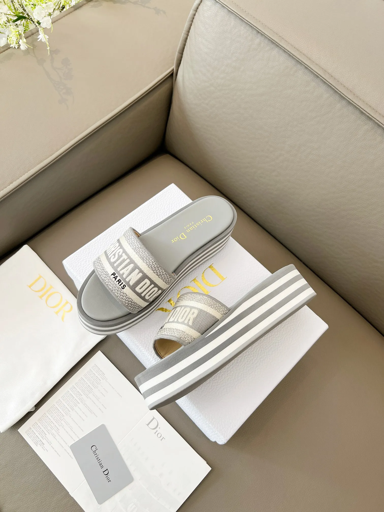 👟👟Ex-factory price 480👟👟 Dior's new spring and summer IVIETA DWAY jelly-colored flat-soled one-slip women's shoes with CD letter logo three-dimensional embroidery thick-soled round toe open-toe slippers. The original version is developed to be the top version on the market. It feels soft and delicate on the feet and is extremely comfortable. Material: Upper imported raffia electric embroidery high-temperature water-soluble cotton technical fabric + water-dyed cowhide foot pad lining + original consistent combination outsole Outsole: original outsole Size: 35-42 (40.41.42 custom-made, non-refundable and non-exchangeable)